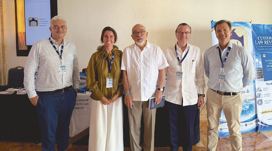 Marcel Garau, Project Manager de Arola; Ariadna Arola, Chief Research and Development Officer; Andrés Rohde, presidente de la Academia Internacional de Derecho Aduanero; Alejandro Arola, presidente del Grupo Arola; y José Carlos Domingo, IT Manager, durante el encuentro internacional celebrado en Cancún.