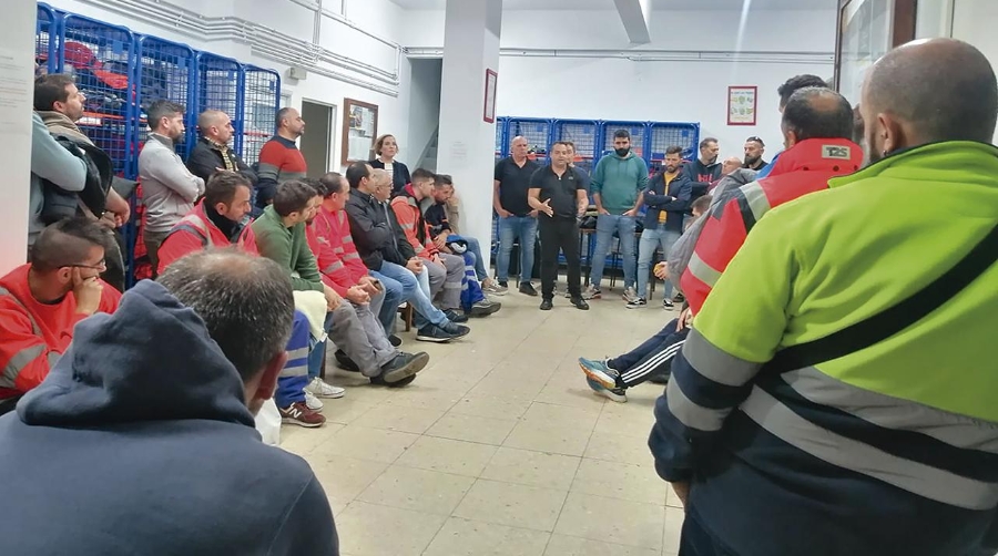 Antolín Goya y los responsables del sindicato en España se han reunido con los estibadores de Vigo en asamblea.