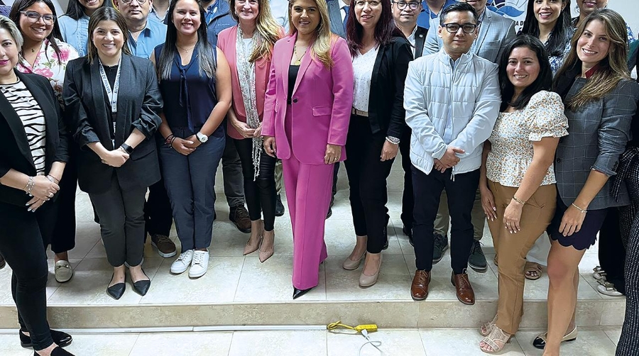 Los alumnos del máster junto a Elvia Bustavino, subadministradora de la Autoridad Marítima de Panamá (AMP) y viceministra de Asuntos Marítimos; Ana Rumbeu, directora de Formación de la Fundación Valenciaport; Miguel Garín, director de Desarrollo Internacional de la Fundación Valenciaport; y Ángel Ortiz, Catedrático de Organización de Empresas de la Universitat Politècnica de Valencia y director Académico del Máster.