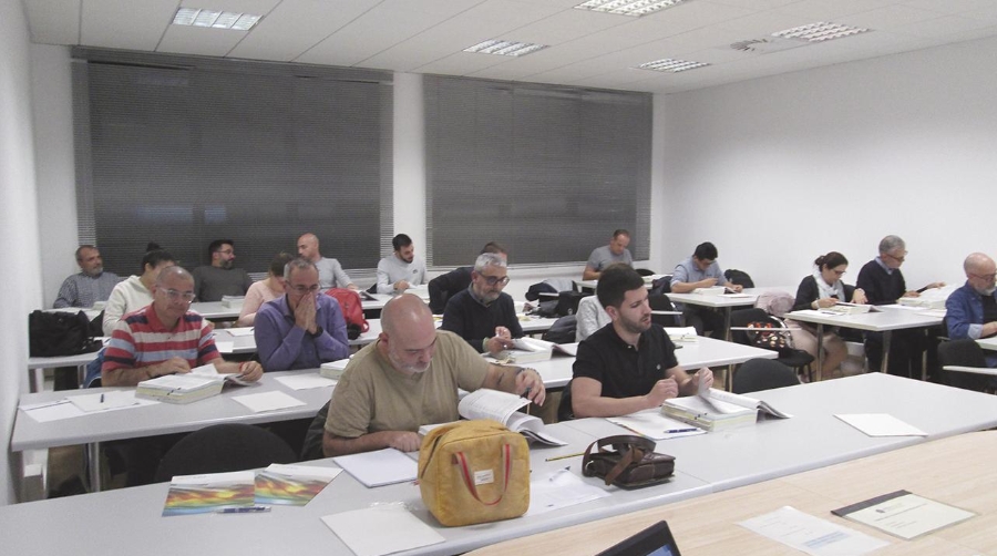 Para mantener la vigencia de la capacitación en transporte aéreo de mercancías peligrosas IATA es necesario realizar un curso de reciclaje cada 2 años.
