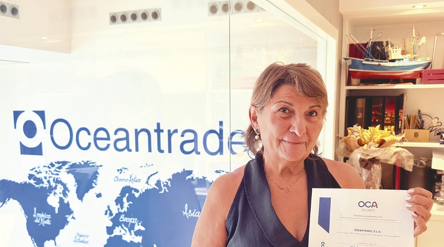 Juana Toribio, CEO de Oceantrade, con el certificado.