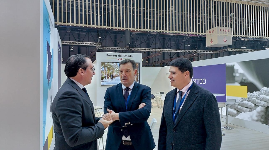 Rubén Ibáñez, presidente de la Autoridad Portuaria de Castellón; Alberto Santana, presidente de la Autoridad Portuaria de Huelva y Jaime Beltrán, jefe del Área de Desarrollo de Negocio y Comercial de la Autoridad Portuaria de Huelva, en el stand de Puertos del Estado en FITUR.