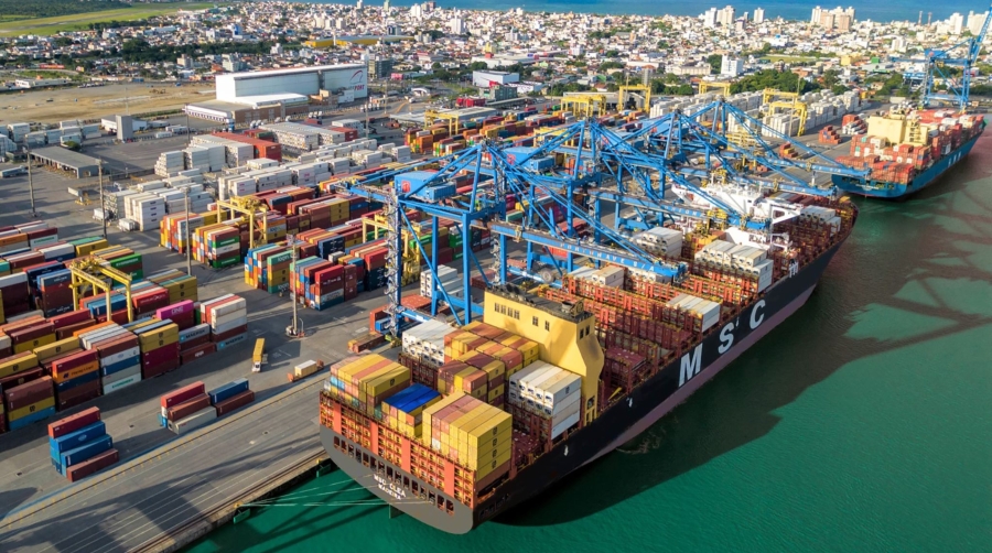 La terminal mueve aproximadamente 1,2 millones de TEUs anuales.