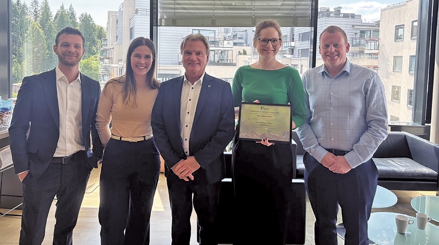 El director ejecutivo de UECC, Glenn Edvardsen (centro), junto con los representantes de Ford Sarp Yasar Cetinkaya, Julia Willmann, Claudia Koenen y Andrew Williams en la presentación del certificado de prueba de asignación en la sede central de UECC en Oslo. Foto: UECC.