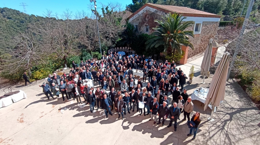 Alrededor de 180 personas asisten hoy a la Calçotada del Club del Transitario Marítimo. Foto Alba Tejera.