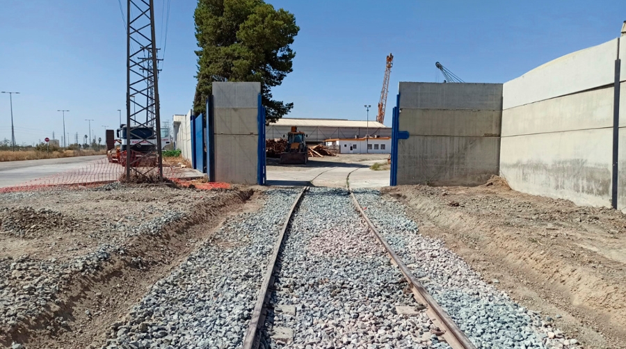 Carb&oacute;n Puerto activa un tramo de v&iacute;a de ferrocarril que atraviesa sus instalaciones