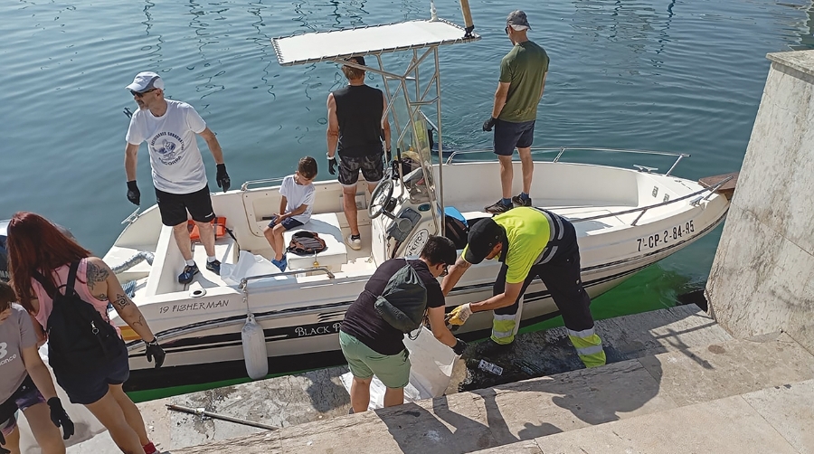PortCastelló recoge 400 kilos de residuos del fondo marino del puerto