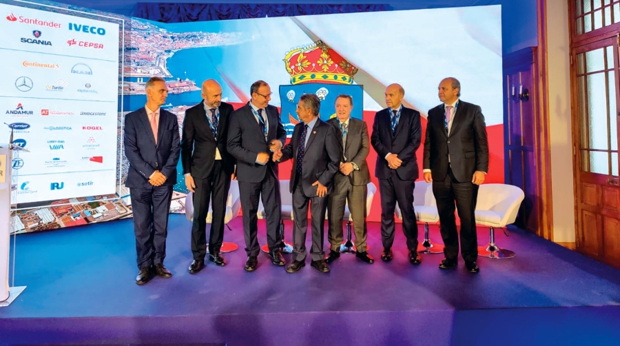 El presidente del Gobierno de Cantabria, Miguel Ángel Revilla, bromea con el presidente de ASTIC, Marcos Basante.