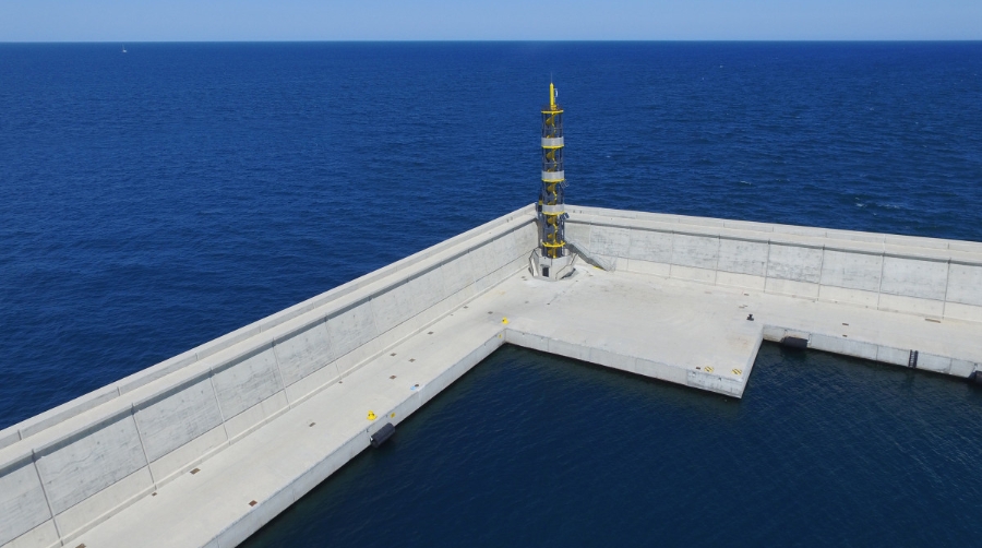 El faro del puerto de Valencia, modelo para predecir la durabilidad de las infraestructuras