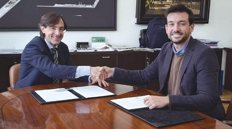 Luis Rodríguez, presidente de la Autoridad Portuaria de Alicante, junto a Yago Sierras, co-fundador y CEO de Mediterranean Algae Technologies.