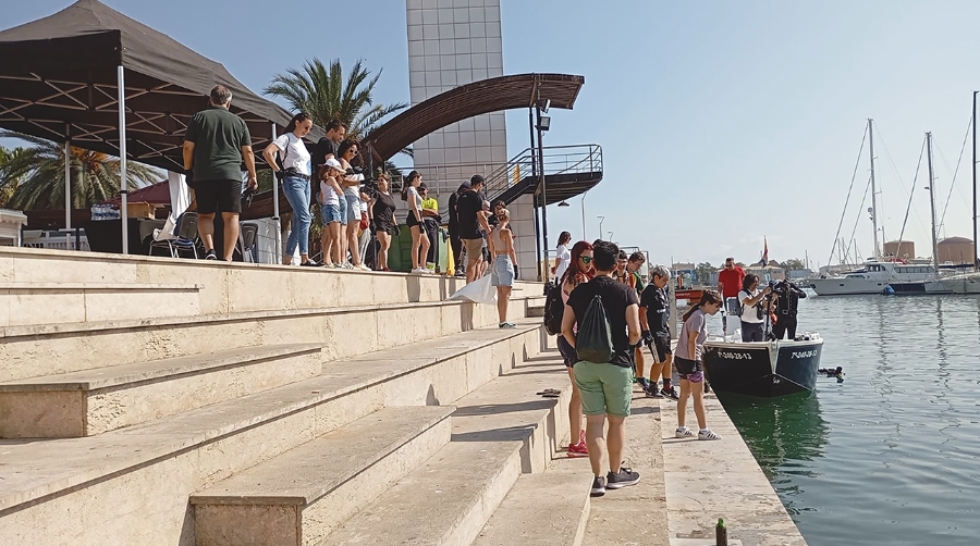 PortCastelló recoge 400 kilos de residuos del fondo marino del puerto