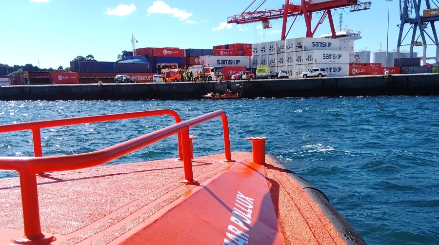 Un conductor fallece tras caer un mafi al mar en el Puerto de Vilagarcía