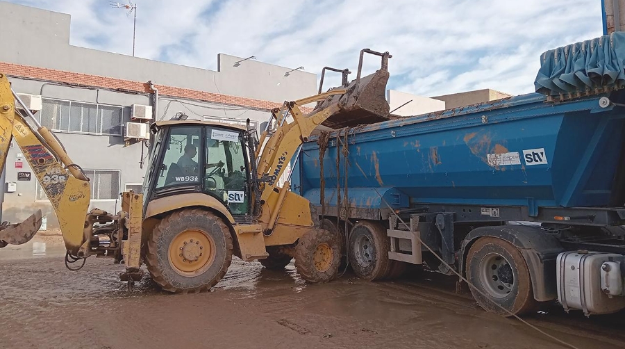 Los trabajos de limpieza avanzan en las zonas industriales afectadas por la DANA.