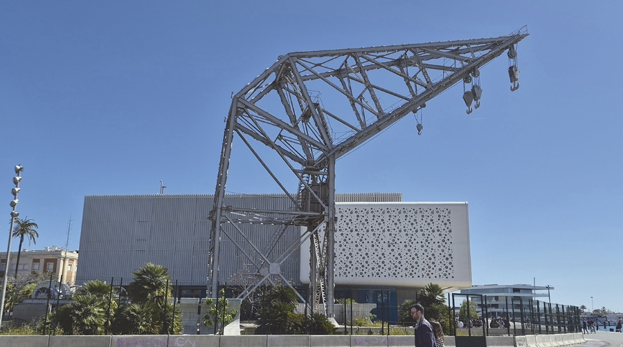 La “Cabria” está en la dársena interior del Puerto de Valencia.