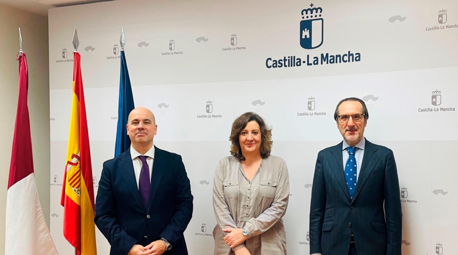 Desde la izquierda: El director general de Empresas, Javier Rosell; la consejera de Economía, Empresas y Empleo de Castilla-La Mancha, Patricia Franco; y el presidente de la patronal UNO Logística, Francisco Aranda.