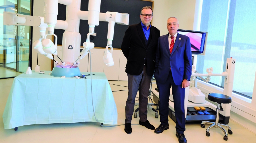 Mario Ferradosa, Managing Director de RobSurgical, y Pere Navarro, delegado especial del Estado en el Consorci de la Zona Franca de Barcelona.