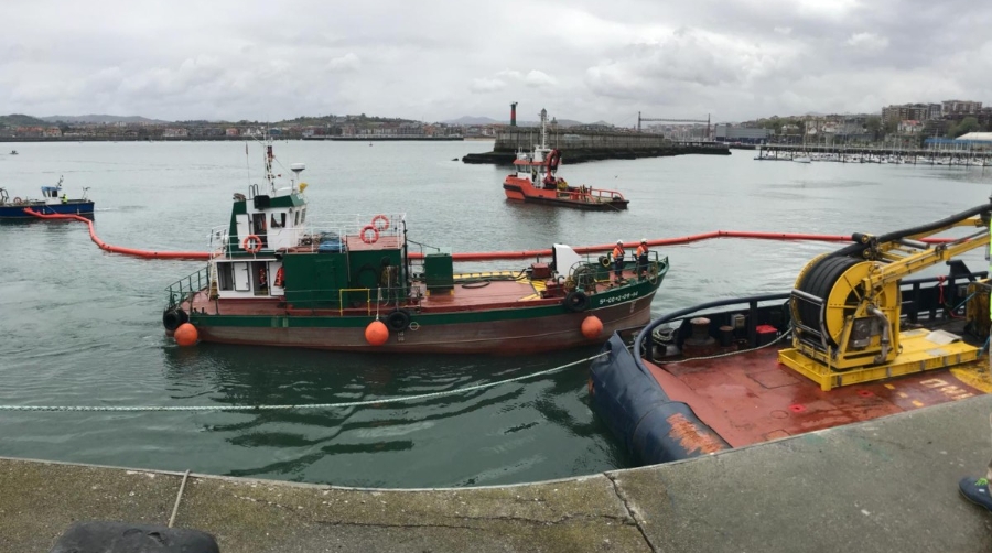 La descarga de la emulsi&oacute;n de agua con hidrocarburos se hizo del &ldquo;R&iacute;a de Vigo&rdquo; a gabarras y a camiones cisterna.