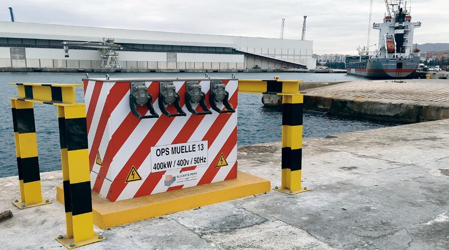 El Puerto de Alicante inicia el suministro eléctrico a buques en tres de sus muelles
