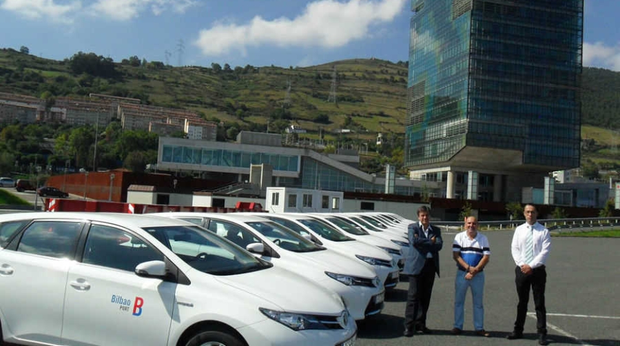 Toyota entrega una flota de 13 Auris h&iacute;bridos a la Autoridad Portuaria de Bilbao