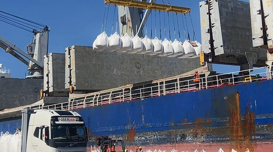 El Puerto de Cartagena acoge una operativa de descarga de 23.000 toneladas de azúcar ensacada