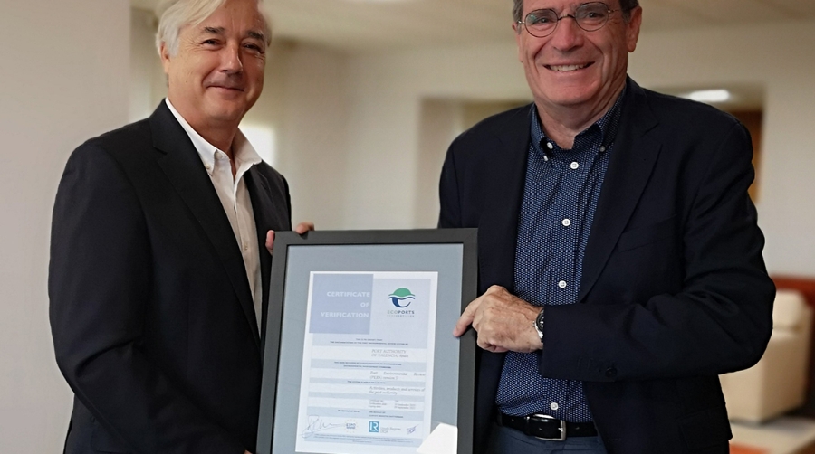 Federico Torres, director de Transici&oacute;n Ecol&oacute;gica de la APV, y Aurelio Mart&iacute;nez, presidente de la APV, con la certificaci&oacute;n PERS.