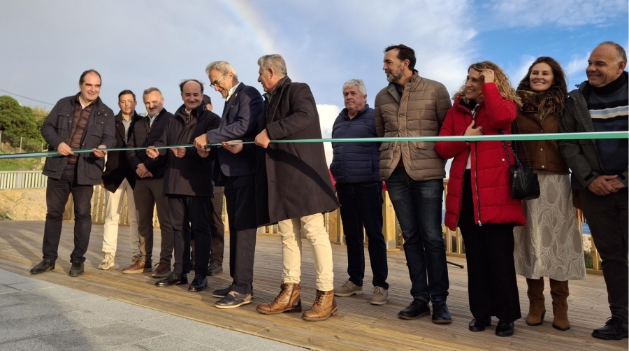 Un momento de la inauguración del paseo marítimo.