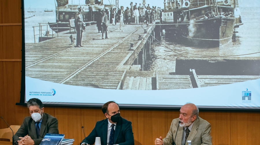 Joan Alemany (derecha), autor del libro, estuvo arropado por el presidente de la APBA, Gerardo Landaluce, y por su director general, Jos&eacute; Luis Hormaechea, en la imagen durante la presentaci&oacute;n de la obra realizada en el auditorio de la Autoridad Portuaria de Algeciras Mill&aacute;n Picazo.