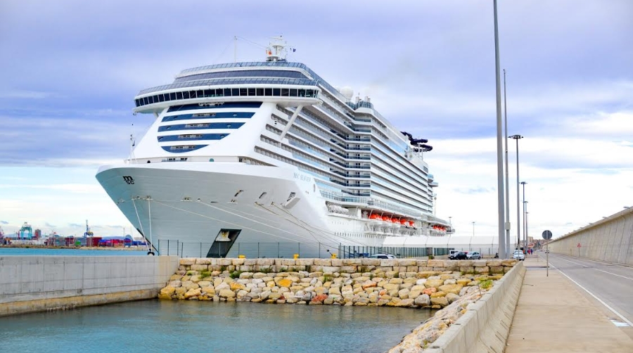 El &quot;MSC Seaview&quot; realiza en Valencia la maniobra de reposicionamiento de sus itinerarios