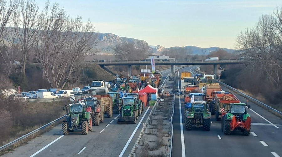 Los bloqueos de carreteras están suponiendo un importante perjuicio económico para el sector del transporte de mercancías por carretera.