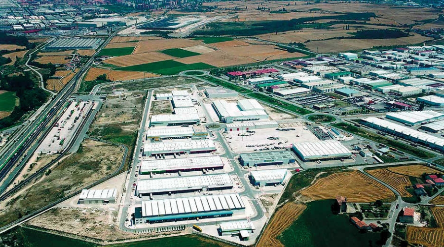 Vista general del Pol&iacute;gono Industrial de J&uacute;ndiz con la terminal ferroviaria a la izquierda de la imagen.