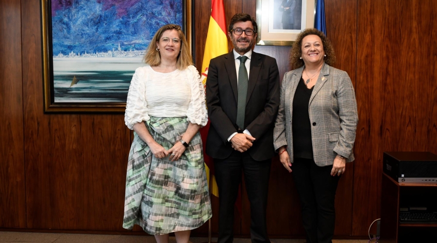 María Luis Domínguez, presidenta de Adif; Álvaro Rodríguez Dapena, presidente de Puertos del Estado; y Yolanda Muñoz, presidenta de la Autoridad Portuaria de Cartagena, tras la firma del convenio.