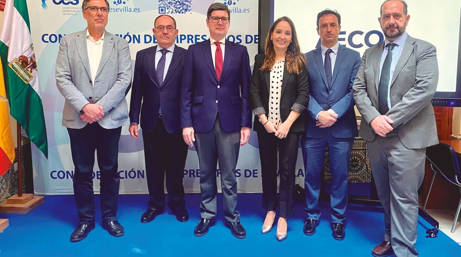 En la foto (de izq. a derecha): Federico de la Torre, secretario general de FEICASE; Tomás González, presidente la Comisión de Movilidad de la CES y de APROCOM; Álvaro Pimentel, delegado de Movilidad del Ayuntamiento de Sevilla.