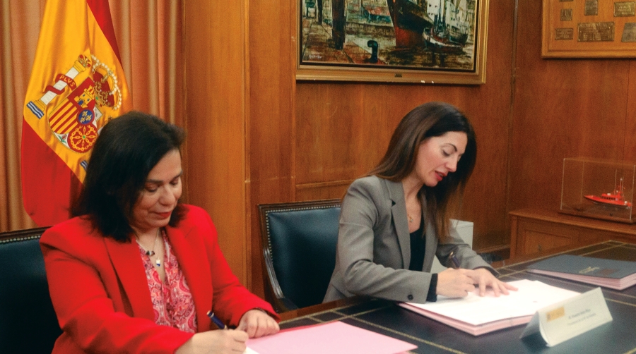 Firma del convenio entre Ana Núñez y Rosario Soto.