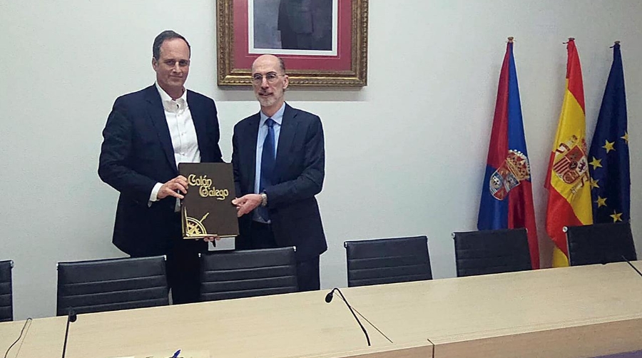 El presidente de la Autoridad Portuaria de Vigo, Carlos Botana, se reunió con el alcalde de Baiona, Jesús Vázquez Almuiña.