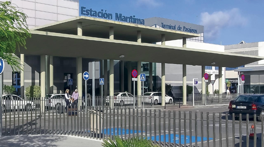 Las placas solares estarían ubicadas tanto en la cubierta de la terminal de pasajeros y otras construcciones de la zona.