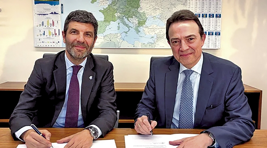 Jorge Baños, director General de Terresis Centro de Magnesitas Navarras junto al consejero delegado de Enagás, Arturo Gonzalo, durante la firma del acuerdo.