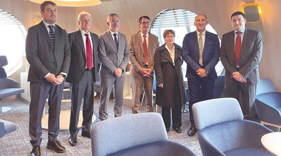 En el acto, además del presidente de la APS, estuvieron presentes Jean-Marc Roué, presidente de Brittany Ferries; Eduardo Arasti, consejero de industria del Gobierno de Cantabria; Didier Le Gac, diputado de la Asamblea Nacional Francesa; Nathalié Berthy, cónsul general de Francia y Roberto Castilla, director de Brittany Ferries en España.