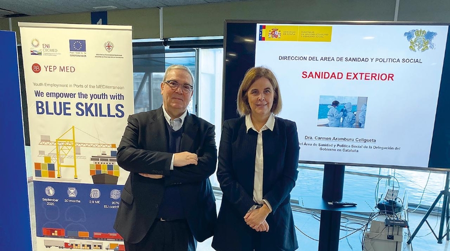 Jordi Trius Traserra, presidente de la Asociación de Agentes Consignatarios de Buques de Barcelona, y Carmen Aramburu Celigueta, directora del área de Sanidad y Política Social de la Delegación del Gobierno en Cataluña.