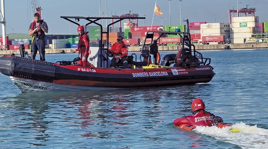 El Simulacro General de Port de Barcelona permitió estrenar la boya de salvamento teledirigida, el robot de extinción y el dron aéreo del Port.
