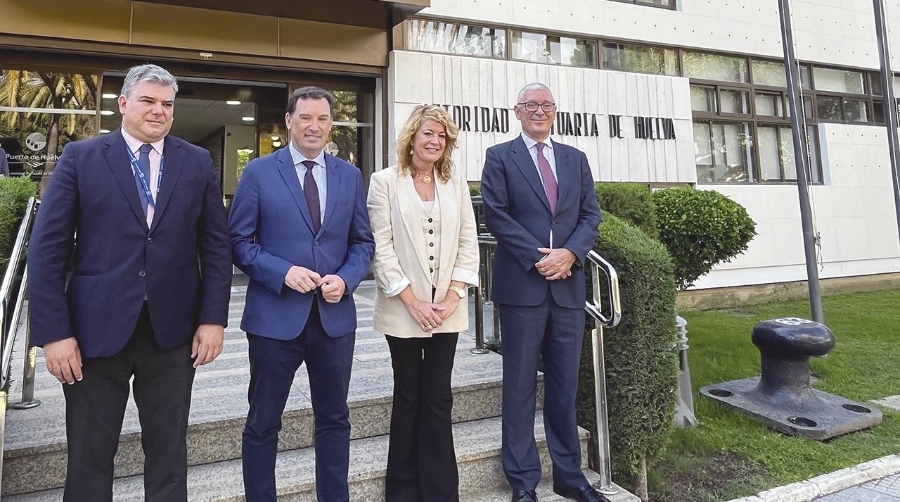 Alfonso Peña, director en funciones de la Autoridad Portuaria de Huelva; Alberto Santana, presidente de la Autoridad Portuaria de Huelva; Pilar Miranda, alcaldesa de Huelva y anterior presidenta de la Autoridad Portuaria de Huelva e Ignacio Álvarez-Ossorio, ya ex director de la Autoridad Portuaria de Huelva.