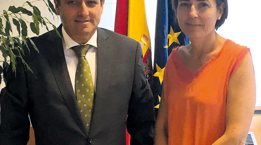 UNO transmite a la directora general de Tr&aacute;fico "el &eacute;xito de las pruebas de los megacamiones"