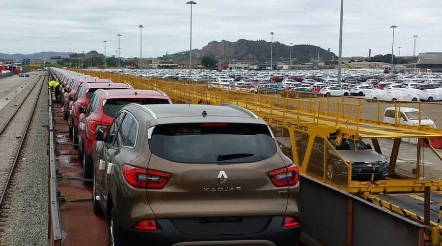 Renfe transporta autom&oacute;viles en trenes de 600 metros entre Palencia y el Puerto de Santander