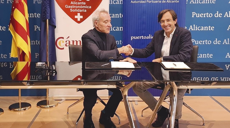 El presidente de la Autoridad Portuaria de Alicante, Luis Rodríguez (derecha), ha firmado un contrato de patrocinio con el director de Alicante Gastronómica Solidaria, Jesús Navarro.