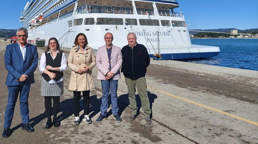 El Viking Saturn inauguró ayer la temporada de cruceros 2024 en la Costa Brava, a la vez que hizo su escala inaugural en el puerto de Palamós.