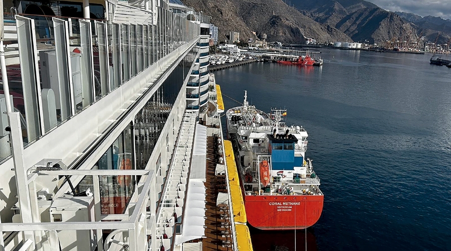 Suministro de combustible a un crucero.