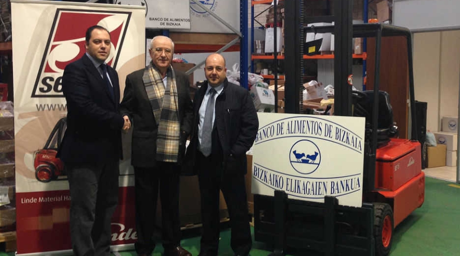 SEYCE dona al Banco de Alimentos dos veh&iacute;culos de manutenci&oacute;n Linde