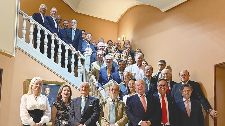 La nueva junta directiva del Casino de Agricultura, presidida por Rafael Aznar.