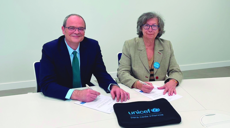 Miguel Ángel Criado, director general de Bayport y Claudia Zafra, presidenta del Comité Andaluz de UNICEF.
