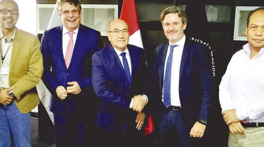Miguel Gar&iacute;n, director de Desarrollo Internacional de la Fundaci&oacute;n Valenciaport y Edgar Pati&ntilde;o, presidente de la Autoridad Portuaria Nacional (APN) de Per&uacute;, junto a otros representantes de APN y de la firma Multimodal SAS.