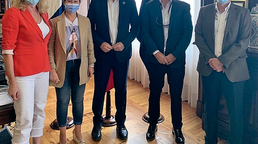El capit&aacute;n mar&iacute;timo de Las Palmas, Francisco Garc&iacute;a Lascurain, ha presentado a la nueva jefa del CCS, Sof&iacute;a Hern&aacute;ndez, al presidente de la APLP, Luis Ibarra, as&iacute; como al delegado del Gobierno en Canarias, Anselmo Pestana, y a la subdelegada del Gobierno en Las Palmas, Mar&iacute;a Teresa Mayans.